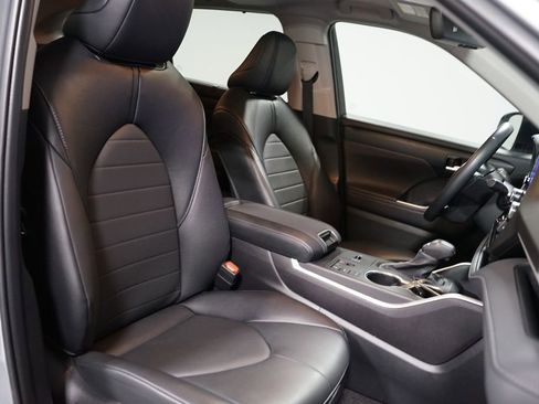 Certified 2024 Toyota Highlander XLE FWD image 28
