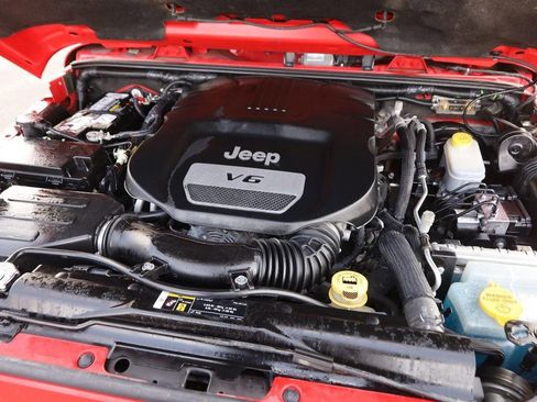 Used 2018 Jeep Wrangler Unlimited Sahara w/ Connectivity Group image 24