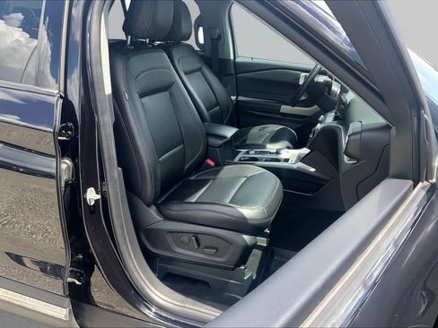 Used 2023 Ford Explorer XLT w/ Equipment Group 202A AWD/4WD image 9