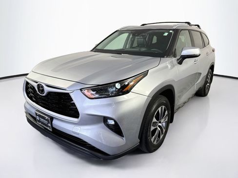 Used 2024 Toyota Highlander XLE AWD/4WD image 3