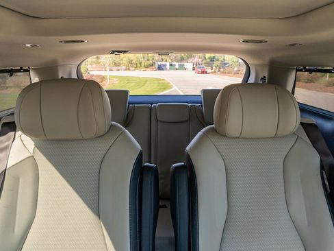 Used 2025 Kia Carnival SX Prestige image 17