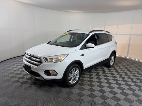 Used 2018 Ford Escape SE w/ SE SYNC Package AWD/4WD image 2