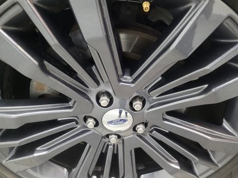 Used 2016 Ford Explorer Platinum image 31