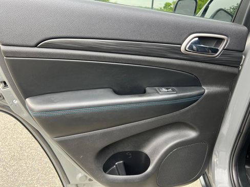 Used 2019 Jeep Grand Cherokee Laredo AWD/4WD image 10
