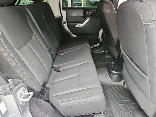 Used 2018 Jeep Wrangler Unlimited Sahara w/ Connectivity Group AWD/4WD image 18