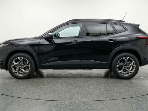 Used 2025 Chevrolet Trax LT w/ LT Convenience Package image 5