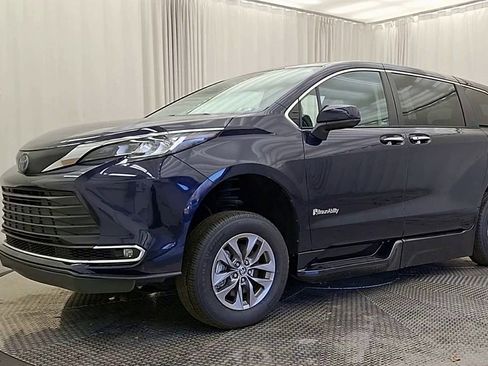 Used 2022 Toyota Sienna XLE image 4