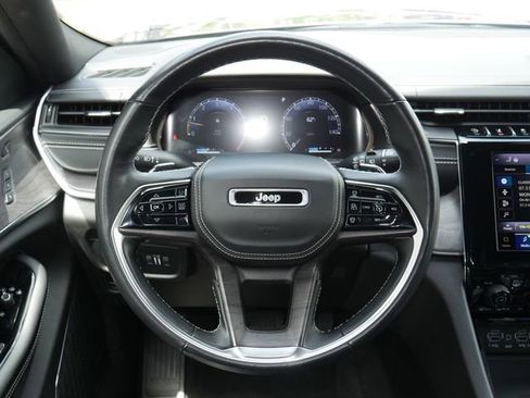 Used 2022 Jeep Grand Cherokee Overland w/ Luxury Tech Group IV AWD/4WD image 18