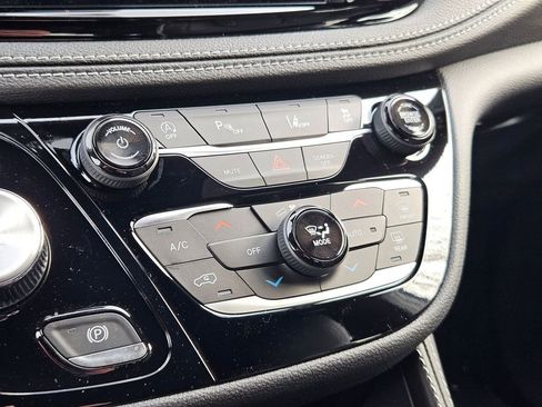 New 2026 Chrysler Pacifica Limited image 27