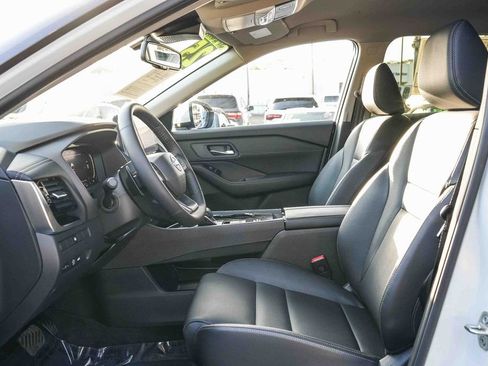 Used 2025 Nissan Rogue SL FWD image 16