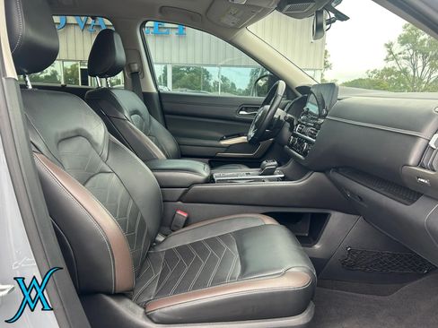 Used 2022 Nissan Pathfinder Platinum w/ Cargo Package FWD image 26