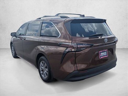 Used 2024 Toyota Sienna LE FWD image 7