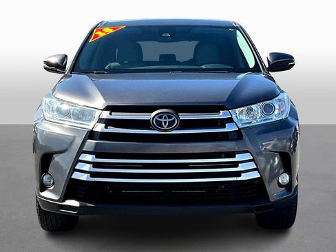 Used 2018 Toyota Highlander LE image 3