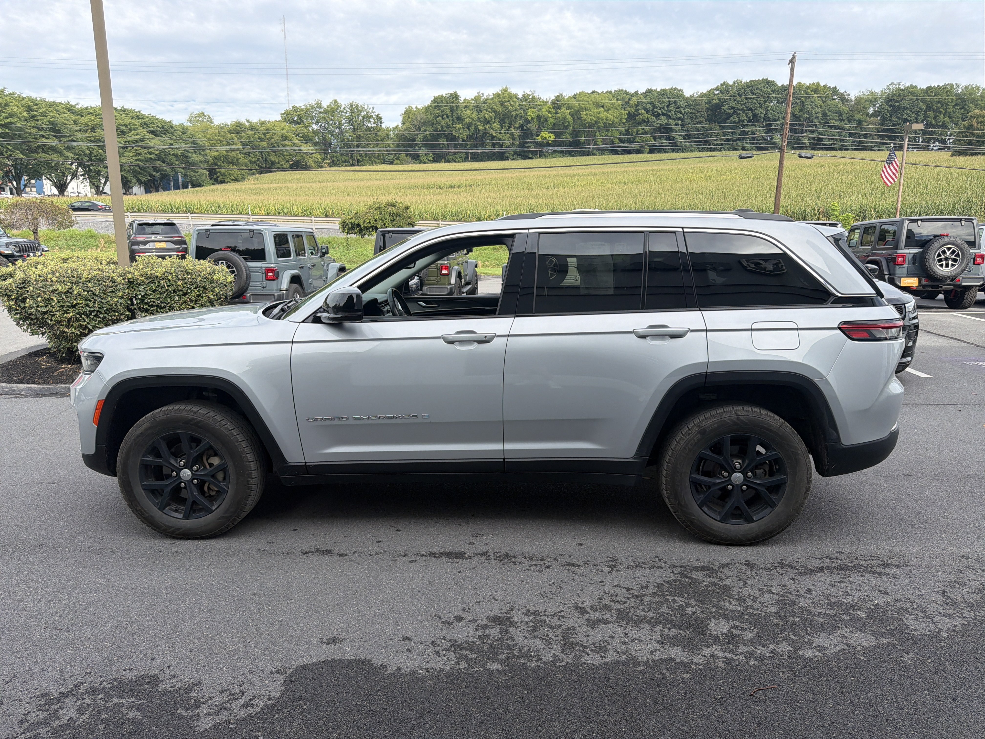 Used 2022 Jeep Grand Cherokee Limited AWD/4WD image 7