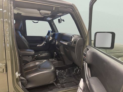 Used 2015 Jeep Wrangler Unlimited Sahara w/ Connectivity Group image 13