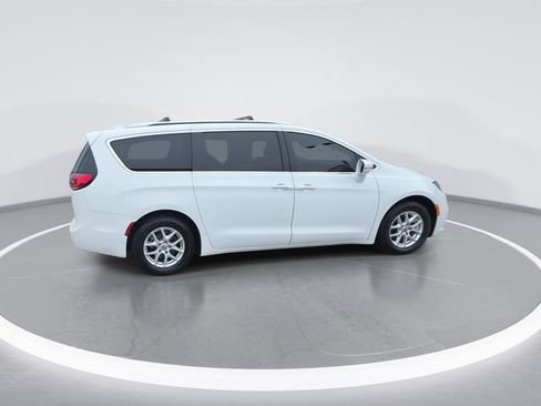 Used 2021 Chrysler Pacifica Touring-L FWD image 9
