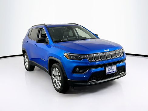 Used 2022 Jeep Compass Latitude AWD/4WD image 3