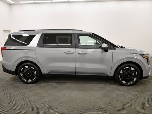 Certified 2025 Kia Carnival EX image 9