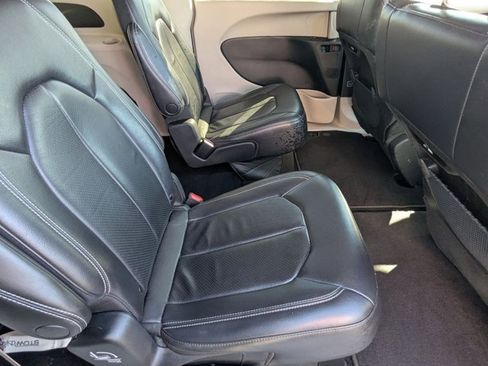 Used 2022 Chrysler Pacifica Touring-L image 18
