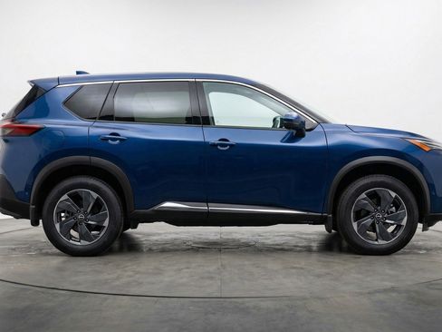Used 2025 Nissan Rogue SV image 11