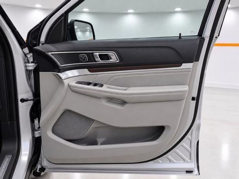 Used 2018 Ford Explorer Limited w/ Equipment Group 301A FWD image 11
