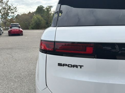 Used 2024 Land Rover Range Rover Sport Dynamic SE image 10