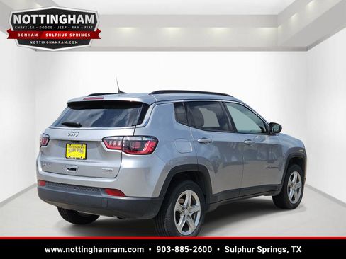 Used 2024 Jeep Compass Latitude AWD/4WD image 4