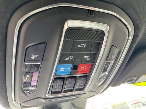Certified 2024 Jeep Grand Cherokee Limited w/ Black Appearance Package AWD/4WD image 30