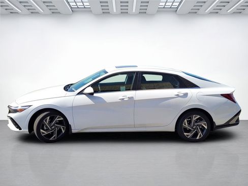 Certified 2025 Hyundai Elantra SEL FWD image 14