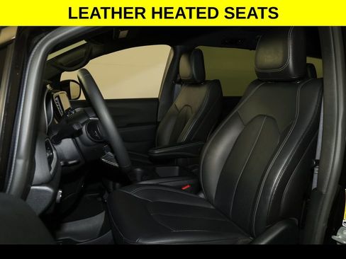 Used 2025 Chrysler Pacifica Select image 3