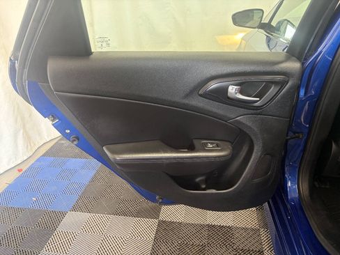 Used 2015 Chrysler 200 S FWD image 9