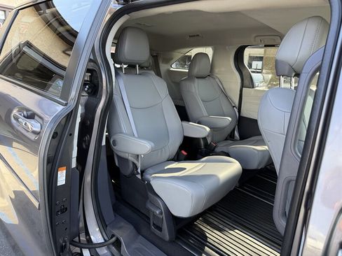 Used 2022 Toyota Sienna XLE w/ XLE Plus Package FWD image 10