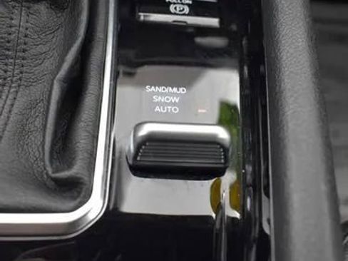 Used 2025 Jeep Compass Limited image 37