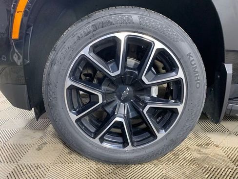 Used 2025 Chevrolet Suburban RST w/ Comfort Package image 36