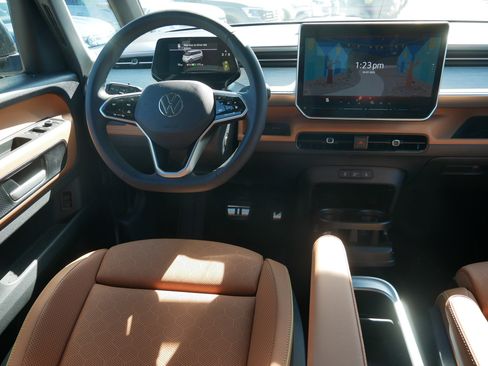 New 2025 Volkswagen Tiguan SE image 18