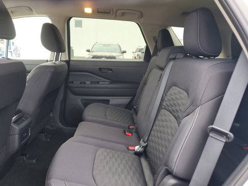 Used 2024 Nissan Pathfinder S image 19