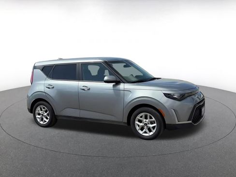 Used 2025 Kia Soul LX w/ LX Technology Package image 2