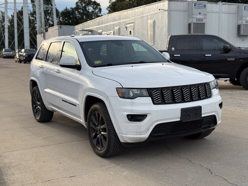 Used 2018 Jeep Grand Cherokee Altitude AWD/4WD image 4
