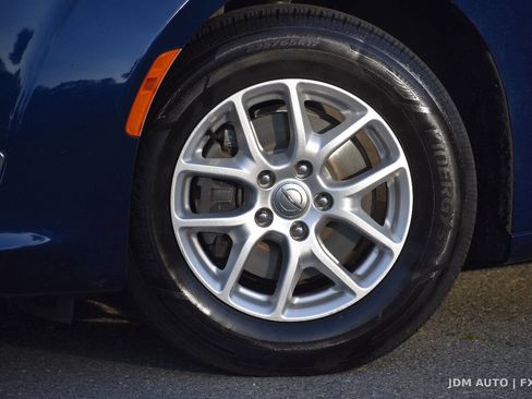 Used 2020 Chrysler Pacifica Touring-L FWD image 35