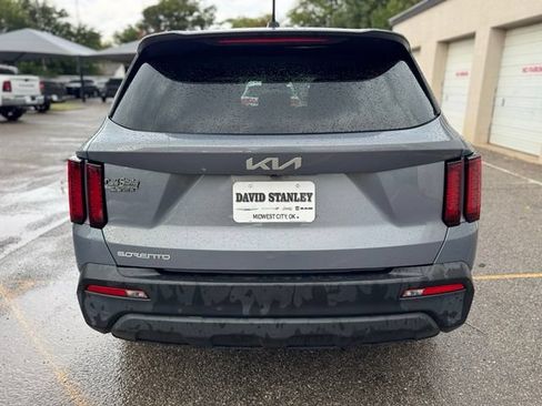 Used 2023 Kia Sorento LX FWD image 5