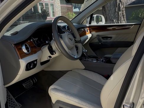 Used 2018 Bentley Bentayga AWD/4WD image 2