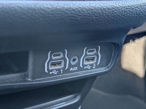 Used 2024 Chrysler Pacifica Limited FWD image 26