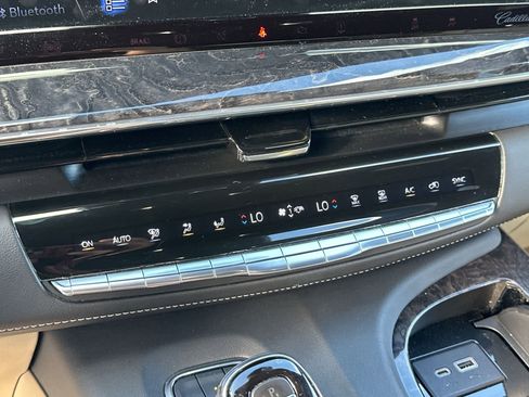 Used 2021 Cadillac Escalade Premium Luxury w/ Performance Package AWD/4WD image 16