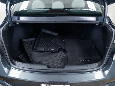 Used 2021 Hyundai Elantra Limited image 8