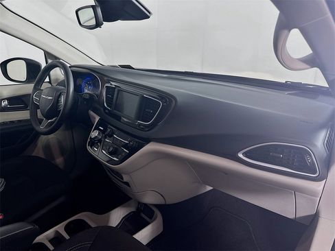 Used 2023 Chrysler Voyager LX image 28