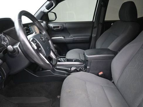 Used 2019 Toyota Tacoma TRD Off-Road w/ Technology Package AWD/4WD image 16
