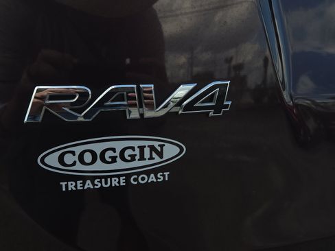 Used 2017 Toyota RAV4 SE image 16