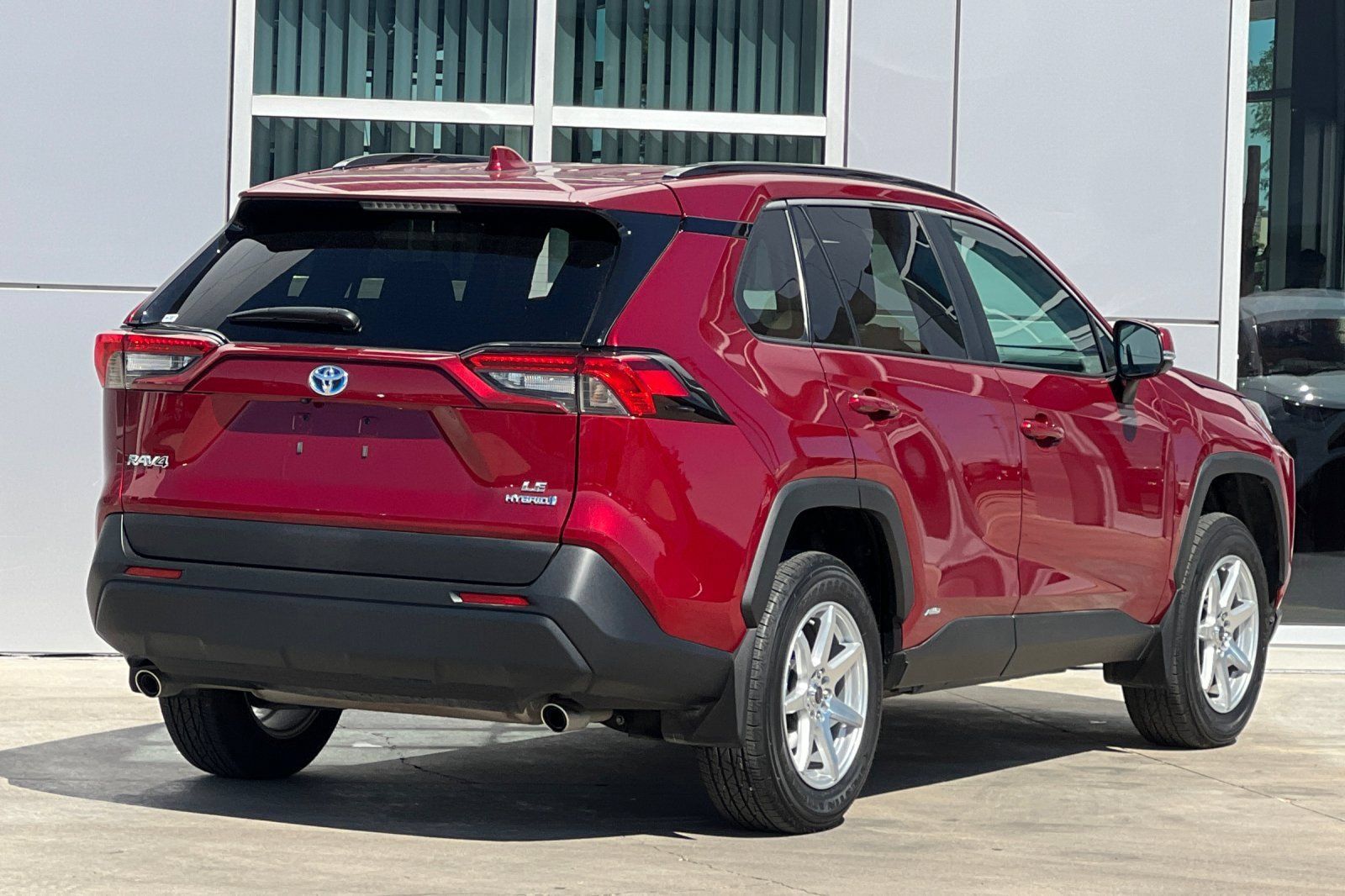 Used 2024 Toyota RAV4 LE AWD/4WD image 4