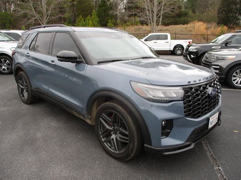 Used 2025 Ford Explorer ST image 2