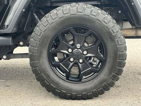 Used 2022 Jeep Gladiator Willys image 11